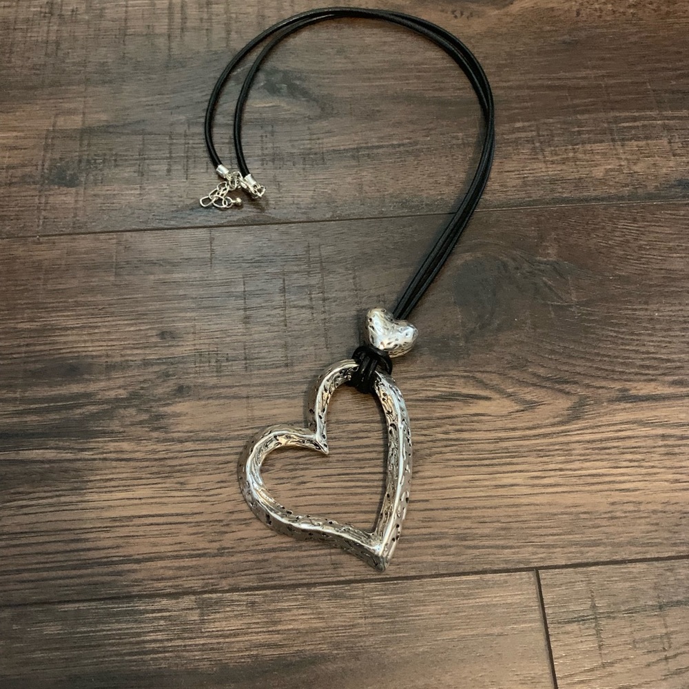 ✨LAST ONE✨PARIS✨Antique Hammered Heart Necklace - Picture 8 of 8